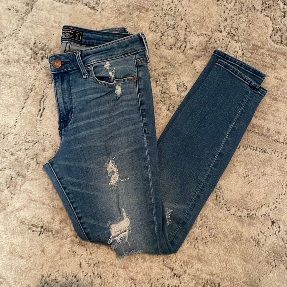 Abercrombie Harper Low Rise Ankle jeans. Size 27/4s. Distressed.